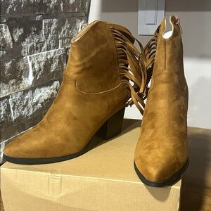 women's brown faux-suede fringe western ankle boots with a chunky heel. Size 7